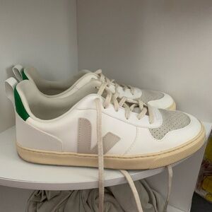Veja V-10 White Pierre Emeraude
